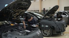 Teknisi Mercedes-Benz melakukan pemeriksaan dan perawatan kendaraan dalam ajang Technician Skill Contest 2026, sebagai bagian dari upaya memperkuat kualitas layanan purnajual dan kompetensi teknisi.