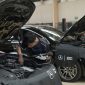 Teknisi Mercedes-Benz melakukan pemeriksaan dan perawatan kendaraan dalam ajang Technician Skill Contest 2026, sebagai bagian dari upaya memperkuat kualitas layanan purnajual dan kompetensi teknisi.