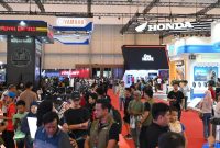 Suasana pengunjung memadati area pameran Indonesia Motorcycle Show (IMOS), dengan sejumlah merek sepeda motor ternama seperti Yamaha, Honda, dan Royal Enfield turut ambil bagian dalam pameran.