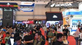 Suasana pengunjung memadati area pameran Indonesia Motorcycle Show (IMOS), dengan sejumlah merek sepeda motor ternama seperti Yamaha, Honda, dan Royal Enfield turut ambil bagian dalam pameran.