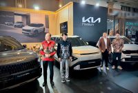 Keterangan foto:
Kia Sales Indonesia menghadirkan tiga model unggulan, yakni The all-new Seltos, The all-new Carens, dan The new Sonet, dalam ajang GIIAS Bandung 2026 di Sudirman Grand Ballroom, Bandung, Rabu (9/9/2026). Ketiga model tersebut dipamerkan sekaligus disediakan untuk test drive bagi pengunjung.