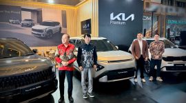 Keterangan foto:
Kia Sales Indonesia menghadirkan tiga model unggulan, yakni The all-new Seltos, The all-new Carens, dan The new Sonet, dalam ajang GIIAS Bandung 2026 di Sudirman Grand Ballroom, Bandung, Rabu (9/9/2026). Ketiga model tersebut dipamerkan sekaligus disediakan untuk test drive bagi pengunjung.