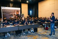 Peserta mengikuti sesi pelatihan dalam Mobil Mechanic Expert Certification di Jakarta. Program ini membekali mekanik dengan pengetahuan teknologi otomotif, produk pelumas, dan layanan pelanggan.