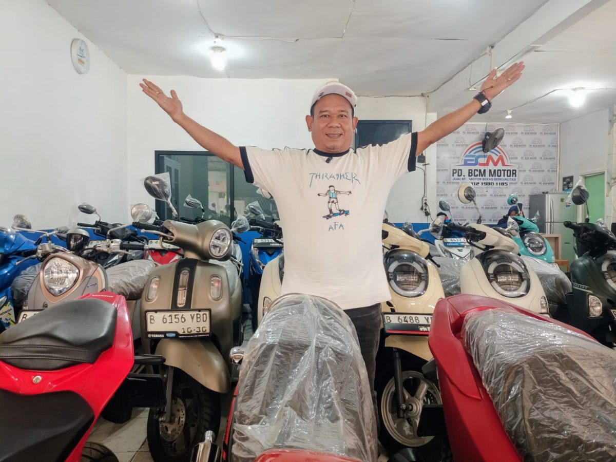 Owner PD. BCM Motor, Edi Hermawan, menunjukkan jajaran motor yang tersedia di showroom BCM Motor. Konsumen dapat memilih berbagai jenis dan merek motor bekas sesuai kebutuhan.