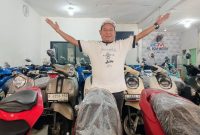 Owner PD. BCM Motor, Edi Hermawan, menunjukkan jajaran motor yang tersedia di showroom BCM Motor. Konsumen dapat memilih berbagai jenis dan merek motor bekas sesuai kebutuhan.