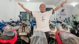 Owner PD. BCM Motor, Edi Hermawan, menunjukkan jajaran motor yang tersedia di showroom BCM Motor. Konsumen dapat memilih berbagai jenis dan merek motor bekas sesuai kebutuhan.