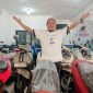 Owner PD. BCM Motor, Edi Hermawan, menunjukkan jajaran motor yang tersedia di showroom BCM Motor. Konsumen dapat memilih berbagai jenis dan merek motor bekas sesuai kebutuhan.