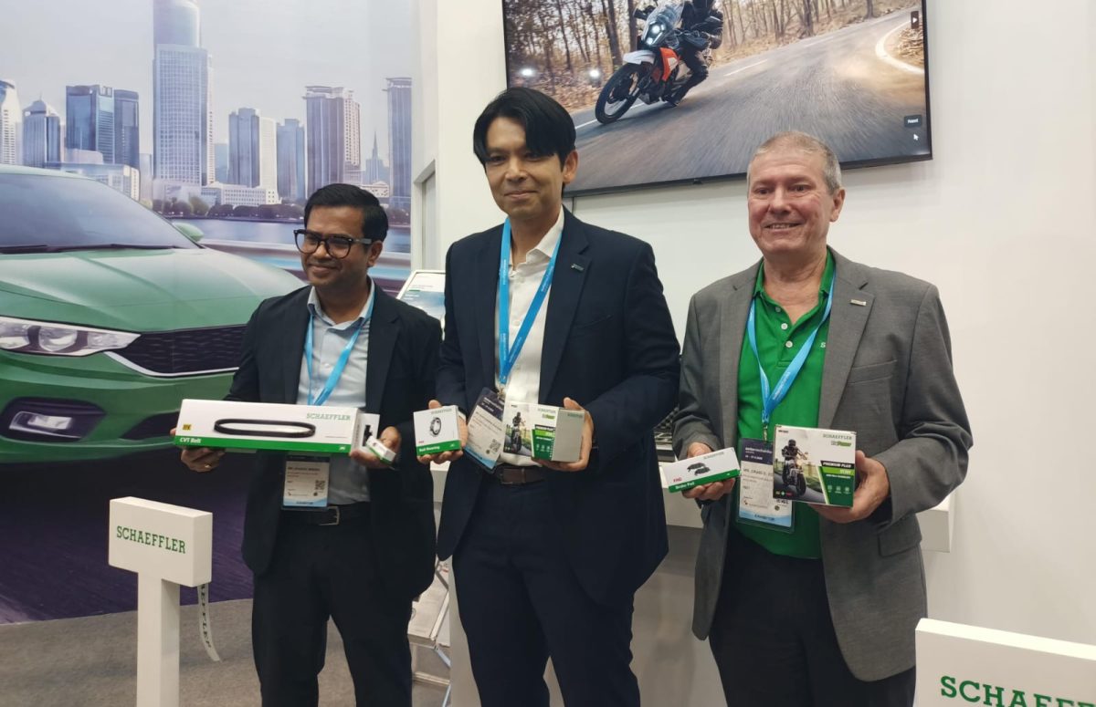 President Director PT Schaeffler Solutions Indonesia, Craig Edwards (kanan), President Vehicle Lifetime Solutions Japan & Southeast Asia, Chatchawan (Kai) Somjeen (tengah), dan Head of Global Two-wheeler Service Business Vehicle Lifetime Solutions Asia Pacific, Gaurav Mishra (kiri), saat memperkenalkan lini produk aftermarket berbasis Original Equipment (OE) untuk kendaraan roda dua di Automechanika Jakarta 2026. Schaeffler juga menampilkan solusi aftermarket untuk kendaraan penumpang bermesin pembakaran internal (ICE), kendaraan komersial, dan traktor.