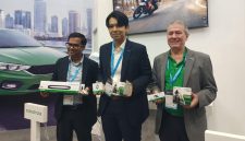 President Director PT Schaeffler Solutions Indonesia, Craig Edwards (kanan), President Vehicle Lifetime Solutions Japan & Southeast Asia, Chatchawan (Kai) Somjeen (tengah), dan Head of Global Two-wheeler Service Business Vehicle Lifetime Solutions Asia Pacific, Gaurav Mishra (kiri), saat memperkenalkan lini produk aftermarket berbasis Original Equipment (OE) untuk kendaraan roda dua di Automechanika Jakarta 2026. Schaeffler juga menampilkan solusi aftermarket untuk kendaraan penumpang bermesin pembakaran internal (ICE), kendaraan komersial, dan traktor.