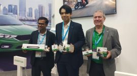 President Director PT Schaeffler Solutions Indonesia, Craig Edwards (kanan), President Vehicle Lifetime Solutions Japan & Southeast Asia, Chatchawan (Kai) Somjeen (tengah), dan Head of Global Two-wheeler Service Business Vehicle Lifetime Solutions Asia Pacific, Gaurav Mishra (kiri), saat memperkenalkan lini produk aftermarket berbasis Original Equipment (OE) untuk kendaraan roda dua di Automechanika Jakarta 2026. Schaeffler juga menampilkan solusi aftermarket untuk kendaraan penumpang bermesin pembakaran internal (ICE), kendaraan komersial, dan traktor.