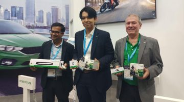 President Director PT Schaeffler Solutions Indonesia, Craig Edwards (kanan), President Vehicle Lifetime Solutions Japan & Southeast Asia, Chatchawan (Kai) Somjeen (tengah), dan Head of Global Two-wheeler Service Business Vehicle Lifetime Solutions Asia Pacific, Gaurav Mishra (kiri), saat memperkenalkan lini produk aftermarket berbasis Original Equipment (OE) untuk kendaraan roda dua di Automechanika Jakarta 2026. Schaeffler juga menampilkan solusi aftermarket untuk kendaraan penumpang bermesin pembakaran internal (ICE), kendaraan komersial, dan traktor.