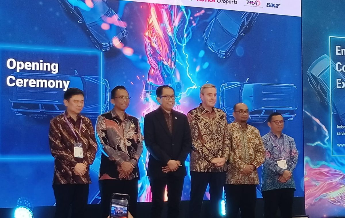 Wakil Menteri Perindustrian RI Faisol Riza bersama perwakilan Messe Frankfurt dan GIAMM saat membuka Automechanika Jakarta 2026 di Nusantara International Convention Exhibition (NICE), PIK 2, Tangerang, Kamis (24/9/2026).
