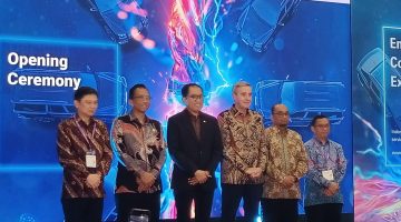 Wakil Menteri Perindustrian RI Faisol Riza bersama perwakilan Messe Frankfurt dan GIAMM saat membuka Automechanika Jakarta 2026 di Nusantara International Convention Exhibition (NICE), PIK 2, Tangerang, Kamis (24/9/2026).