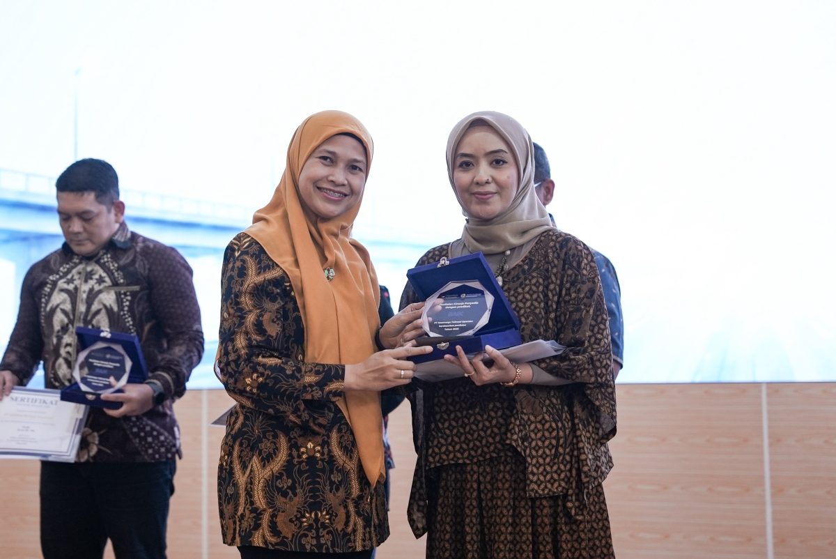 Penyerahan penghargaan Vendor Award dalam kegiatan Vendor Gathering & Award 2026 PT Jasamarga Tollroad Operator (JMTO) di Gedung Serba Guna 1, Asrama Haji Pondok Gede, Jakarta Timur, Kamis (24/9/2026). Penghargaan diberikan sebagai bentuk apresiasi kepada mitra penyedia barang dan jasa atas kinerja selama periode 2025.