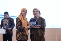 Penyerahan penghargaan Vendor Award dalam kegiatan Vendor Gathering & Award 2026 PT Jasamarga Tollroad Operator (JMTO) di Gedung Serba Guna 1, Asrama Haji Pondok Gede, Jakarta Timur, Kamis (24/9/2026). Penghargaan diberikan sebagai bentuk apresiasi kepada mitra penyedia barang dan jasa atas kinerja selama periode 2025.