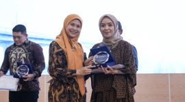 Penyerahan penghargaan Vendor Award dalam kegiatan Vendor Gathering & Award 2026 PT Jasamarga Tollroad Operator (JMTO) di Gedung Serba Guna 1, Asrama Haji Pondok Gede, Jakarta Timur, Kamis (24/9/2026). Penghargaan diberikan sebagai bentuk apresiasi kepada mitra penyedia barang dan jasa atas kinerja selama periode 2025.