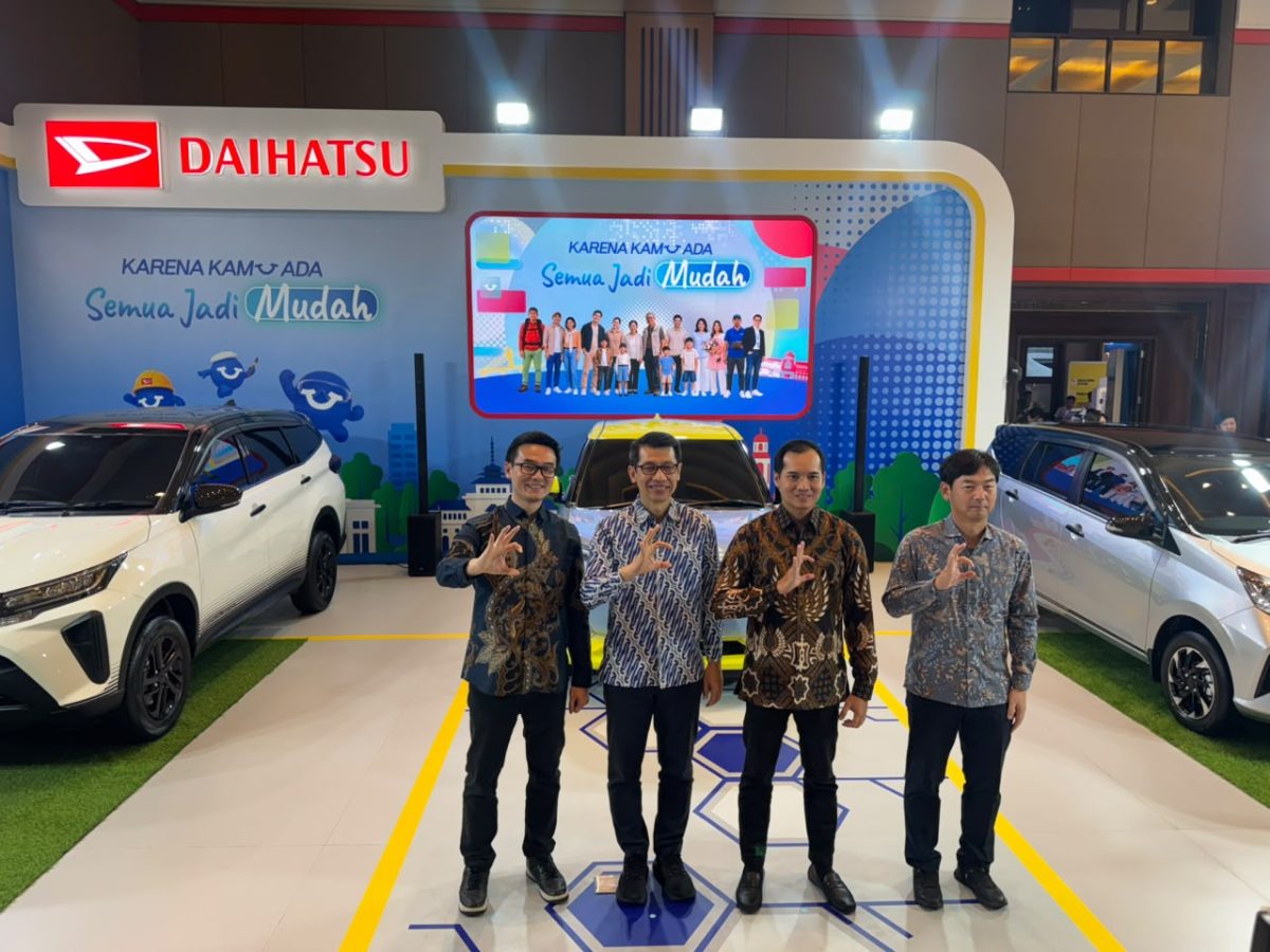 Perwakilan Manajemen Daihatsu Berfoto Bersama di Booth Daihatsu GIIAS Bandung 2026.