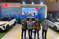 Perwakilan Manajemen Daihatsu Berfoto Bersama di Booth Daihatsu GIIAS Bandung 2026.