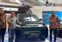 DFSK E5 Plus tampil dalam peluncuran regional di Bandung, Jawa Barat. Sejumlah perwakilan DFSK berfoto bersama kendaraan SUV elektrifikasi terbaru tersebut di area pameran.