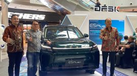 DFSK E5 Plus tampil dalam peluncuran regional di Bandung, Jawa Barat. Sejumlah perwakilan DFSK berfoto bersama kendaraan SUV elektrifikasi terbaru tersebut di area pameran.