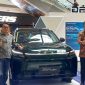 DFSK E5 Plus tampil dalam peluncuran regional di Bandung, Jawa Barat. Sejumlah perwakilan DFSK berfoto bersama kendaraan SUV elektrifikasi terbaru tersebut di area pameran.