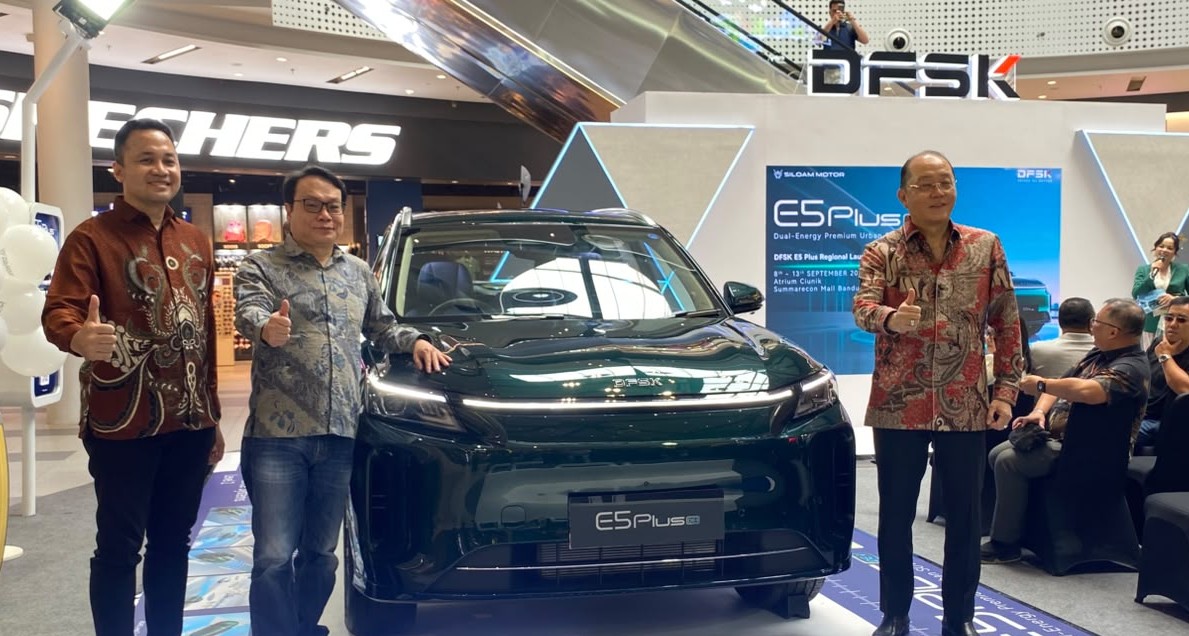 DFSK E5 Plus tampil dalam peluncuran regional di Bandung, Jawa Barat. Sejumlah perwakilan DFSK berfoto bersama kendaraan SUV elektrifikasi terbaru tersebut di area pameran.