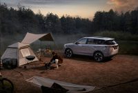 JAECOO J5 EV Premium tampil di tengah suasana alam terbuka, menawarkan perpaduan mobilitas kendaraan listrik dan gaya hidup petualangan.