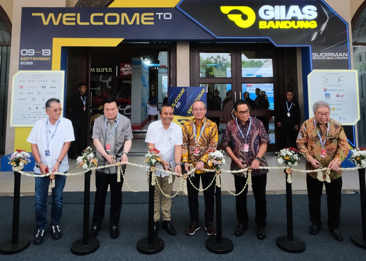 Pembukaan GIIAS Bandung 2026 ditandai dengan prosesi pengguntingan pita di Sudirman Grand Ballroom, Bandung, Rabu (9/9/2026). Pameran otomotif ini berlangsung pada 9–13 September 2026 dan menghadirkan 19 merek kendaraan.