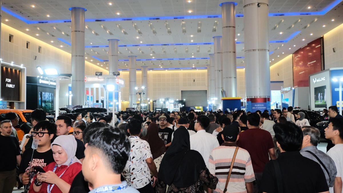 Antusiasme pengunjung saat memadati area GIIAS Surabaya 2026 di Grand City Convex. Tahun ini, jumlah pengunjung mencapai 45.763 orang dan menjadi rekor tertinggi sepanjang penyelenggaraan GIIAS Surabaya.