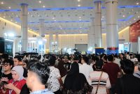 Antusiasme pengunjung saat memadati area GIIAS Surabaya 2026 di Grand City Convex. Tahun ini, jumlah pengunjung mencapai 45.763 orang dan menjadi rekor tertinggi sepanjang penyelenggaraan GIIAS Surabaya.