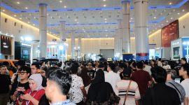 Antusiasme pengunjung saat memadati area GIIAS Surabaya 2026 di Grand City Convex. Tahun ini, jumlah pengunjung mencapai 45.763 orang dan menjadi rekor tertinggi sepanjang penyelenggaraan GIIAS Surabaya.