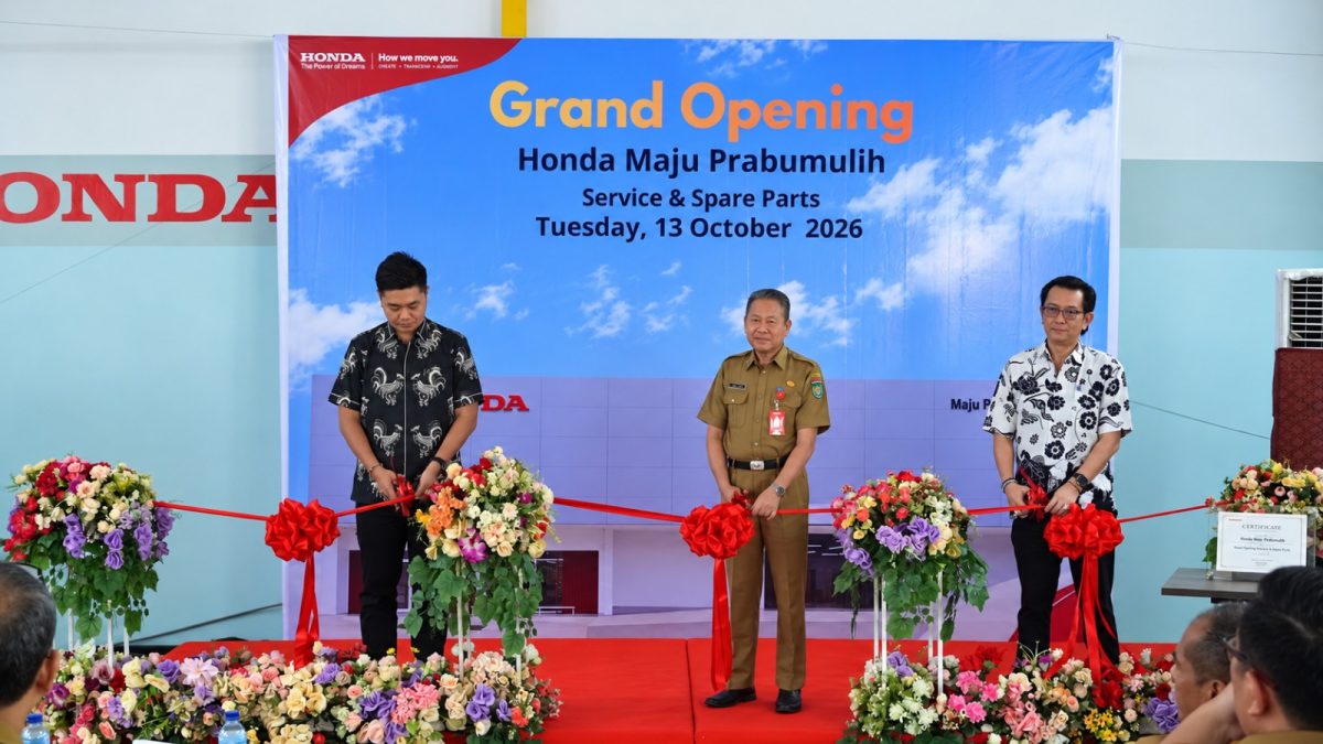 Peresmian Honda Maju Prabumulih di Sumatera Selatan, Selasa (13/10/2026), ditandai dengan prosesi pemotongan pita sebagai bagian dari perluasan jaringan layanan servis dan suku cadang resmi Honda.