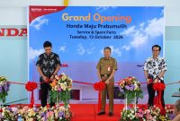 Peresmian Honda Maju Prabumulih di Sumatera Selatan, Selasa (13/10/2026), ditandai dengan prosesi pemotongan pita sebagai bagian dari perluasan jaringan layanan servis dan suku cadang resmi Honda.