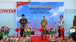 Peresmian Honda Maju Prabumulih di Sumatera Selatan, Selasa (13/10/2026), ditandai dengan prosesi pemotongan pita sebagai bagian dari perluasan jaringan layanan servis dan suku cadang resmi Honda.