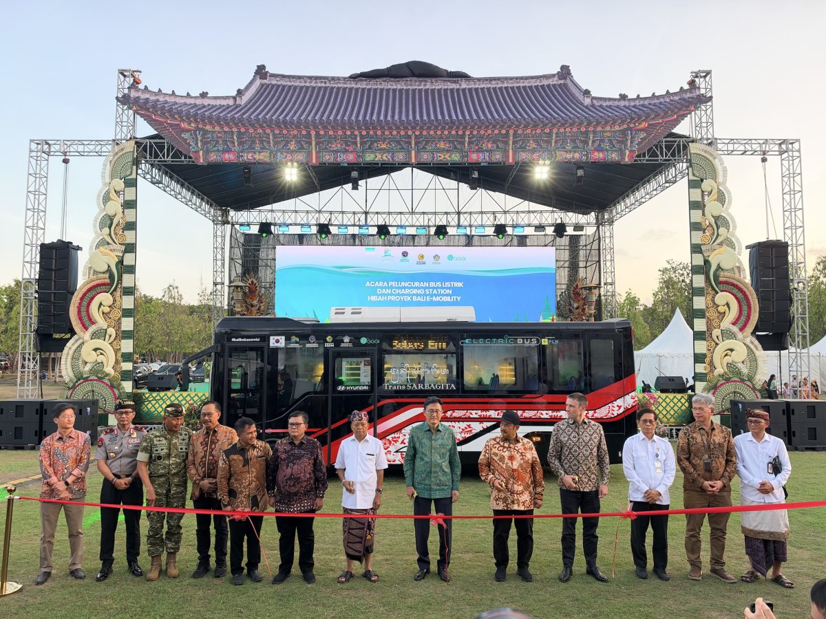 Hyundai Motor Company bersama sejumlah pejabat dan perwakilan terkait berfoto di depan bus listrik County EV dalam acara peluncuran bus listrik dan stasiun pengisian daya hibah Proyek Bali E-Mobility di Bali, 22 Oktober 2026. Sebanyak 11 unit bus listrik diserahkan untuk mendukung pengembangan transportasi publik berbasis listrik di Bali.