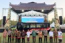 Hyundai Motor Company bersama sejumlah pejabat dan perwakilan terkait berfoto di depan bus listrik County EV dalam acara peluncuran bus listrik dan stasiun pengisian daya hibah Proyek Bali E-Mobility di Bali, 22 Oktober 2026. Sebanyak 11 unit bus listrik diserahkan untuk mendukung pengembangan transportasi publik berbasis listrik di Bali.
