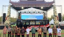 Hyundai Motor Company bersama sejumlah pejabat dan perwakilan terkait berfoto di depan bus listrik County EV dalam acara peluncuran bus listrik dan stasiun pengisian daya hibah Proyek Bali E-Mobility di Bali, 22 Oktober 2026. Sebanyak 11 unit bus listrik diserahkan untuk mendukung pengembangan transportasi publik berbasis listrik di Bali.