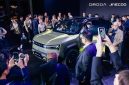 OMODA X diperkenalkan dalam acara OMODA X Night di Wuhu, China, pada 20 Oktober 2026. Crossover terbaru ini mengusung desain futuristis bergaya mecha dan teknologi AI, sementara peluang pemasarannya di Indonesia masih dalam tahap kajian. (Dok. OMODA & JAECOO)
