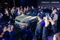 OMODA X diperkenalkan dalam acara OMODA X Night di Wuhu, China, pada 20 Oktober 2026. Crossover terbaru ini mengusung desain futuristis bergaya mecha dan teknologi AI, sementara peluang pemasarannya di Indonesia masih dalam tahap kajian. (Dok. OMODA & JAECOO)