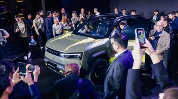 OMODA X diperkenalkan dalam acara OMODA X Night di Wuhu, China, pada 20 Oktober 2026. Crossover terbaru ini mengusung desain futuristis bergaya mecha dan teknologi AI, sementara peluang pemasarannya di Indonesia masih dalam tahap kajian. (Dok. OMODA & JAECOO)