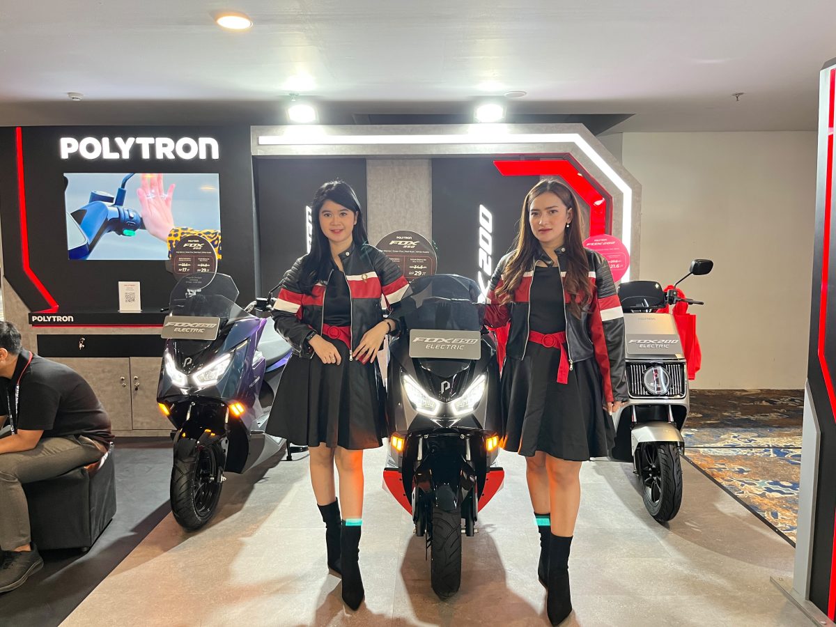 Keterangan foto: Dua model berpose di samping jajaran motor listrik Polytron Fox Series yang dipamerkan dalam ajang GIIAS Semarang 2026 di Muladi Dome UNDIP, Semarang. Polytron menawarkan subsidi pembelian hingga Rp 6 juta serta hadiah eksklusif bagi konsumen selama pameran berlangsung.