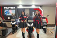 Keterangan foto: Dua model berpose di samping jajaran motor listrik Polytron Fox Series yang dipamerkan dalam ajang GIIAS Semarang 2026 di Muladi Dome UNDIP, Semarang. Polytron menawarkan subsidi pembelian hingga Rp 6 juta serta hadiah eksklusif bagi konsumen selama pameran berlangsung.