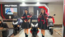 Keterangan foto: Dua model berpose di samping jajaran motor listrik Polytron Fox Series yang dipamerkan dalam ajang GIIAS Semarang 2026 di Muladi Dome UNDIP, Semarang. Polytron menawarkan subsidi pembelian hingga Rp 6 juta serta hadiah eksklusif bagi konsumen selama pameran berlangsung.