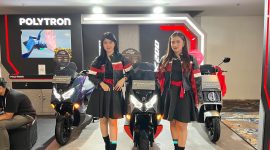 Keterangan foto: Dua model berpose di samping jajaran motor listrik Polytron Fox Series yang dipamerkan dalam ajang GIIAS Semarang 2026 di Muladi Dome UNDIP, Semarang. Polytron menawarkan subsidi pembelian hingga Rp 6 juta serta hadiah eksklusif bagi konsumen selama pameran berlangsung.