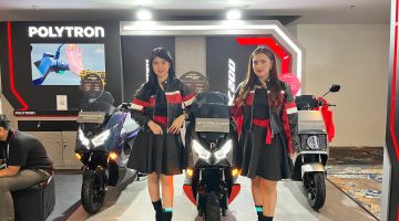 Keterangan foto: Dua model berpose di samping jajaran motor listrik Polytron Fox Series yang dipamerkan dalam ajang GIIAS Semarang 2026 di Muladi Dome UNDIP, Semarang. Polytron menawarkan subsidi pembelian hingga Rp 6 juta serta hadiah eksklusif bagi konsumen selama pameran berlangsung.