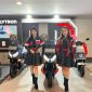 Keterangan foto: Dua model berpose di samping jajaran motor listrik Polytron Fox Series yang dipamerkan dalam ajang GIIAS Semarang 2026 di Muladi Dome UNDIP, Semarang. Polytron menawarkan subsidi pembelian hingga Rp 6 juta serta hadiah eksklusif bagi konsumen selama pameran berlangsung.