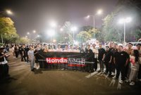Sales & Marketing Division Head PT Honda Prospect Motor Ferdianto Budiono bersama President Director PT Honda Prospect Motor Masanao Kataoka berfoto bersama komunitas dan peserta dalam kegiatan Honda Culture Indonesia Night Meet Up di Senayan Park, Jakarta Selatan, Jumat (23/10/2026).