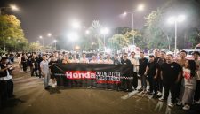 Sales & Marketing Division Head PT Honda Prospect Motor Ferdianto Budiono bersama President Director PT Honda Prospect Motor Masanao Kataoka berfoto bersama komunitas dan peserta dalam kegiatan Honda Culture Indonesia Night Meet Up di Senayan Park, Jakarta Selatan, Jumat (23/10/2026).