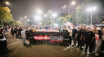 Sales & Marketing Division Head PT Honda Prospect Motor Ferdianto Budiono bersama President Director PT Honda Prospect Motor Masanao Kataoka berfoto bersama komunitas dan peserta dalam kegiatan Honda Culture Indonesia Night Meet Up di Senayan Park, Jakarta Selatan, Jumat (23/10/2026).