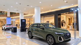 The New Audi Q5 SUV tampil dalam pameran Audi Privé di Senayan City, Jakarta, yang berlangsung pada 5–11 Oktober 2026. Pameran ini memberikan kesempatan bagi pengunjung untuk mengenal lebih dekat jajaran terbaru Audi Q5.